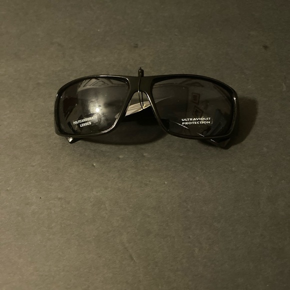 Sunglasses Economy Brand New Polycarbonate Lenses Ultraviolet Protection Black - Picture 1 of 2